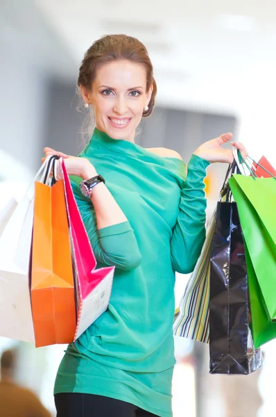 Shopping kvinna med färg väskor — Stockfoto