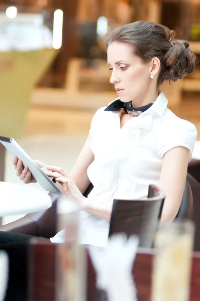 Mulher de negócios usando tablet na pausa para almoço no café — Fotografia de Stock