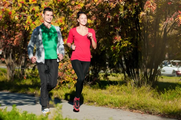 Joven y mujer corriendo — Foto de Stock