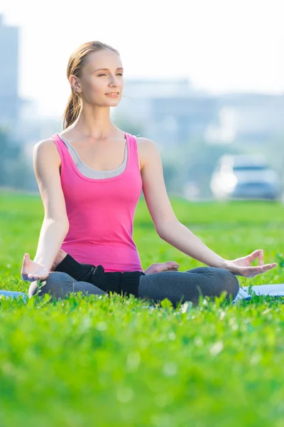 Vrouw uitrekkende fitness oefening yoga doen. Lotus — Stockfoto