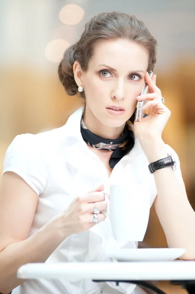 Smart business woman talking on the phone — Stock Photo, Image