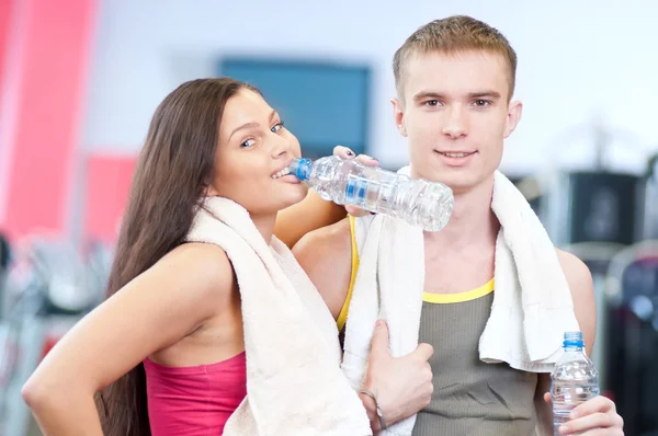 Homem e mulher bebendo água após esportes — Fotografia de Stock
