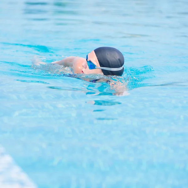 Frau in Schutzbrille schwimmt im Crawl-Stil — Stockfoto