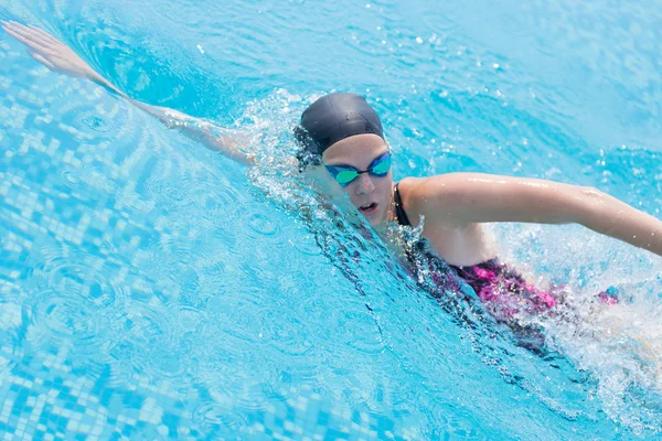 Mujer en gafas natación frente al estilo de gateo — Foto de Stock