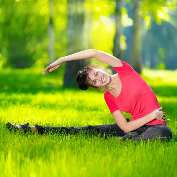 Stretching femme dans l'exercice de sport en plein air . — Photo