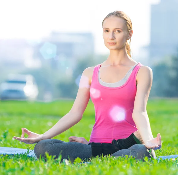 Kvinna gör stretching fitness träning yoga. Lotus — Stockfoto