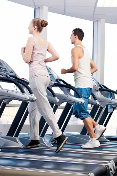 Mujer y hombre en el gimnasio haciendo ejercicio . — Foto de Stock