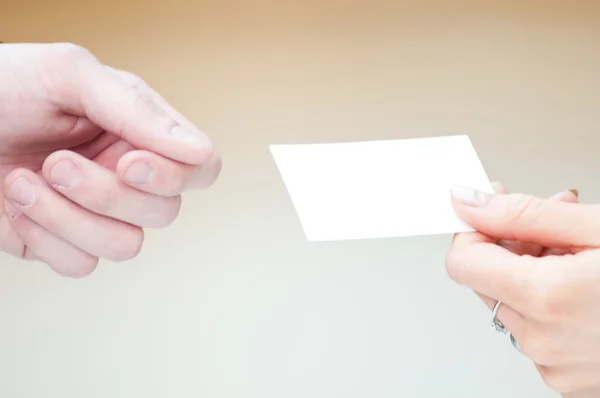 Échanger une carte de visite entre homme et femme . — Photo