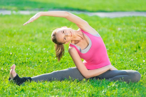 Mujer haciendo ejercicio físico estiramiento. Posturas de yoga —  Fotos de Stock