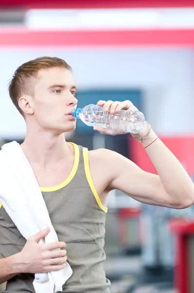 スポーツの後の男の飲料水 — ストック写真