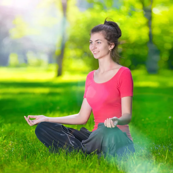 Jeune femme faisant des exercices de yoga — Photo