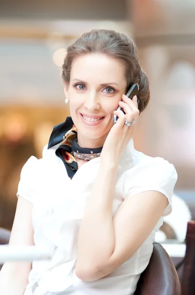 Γυναίκα όμορφη επιχείρηση μιλάμε για κινητό τηλέφωνο — Φωτογραφία Αρχείου