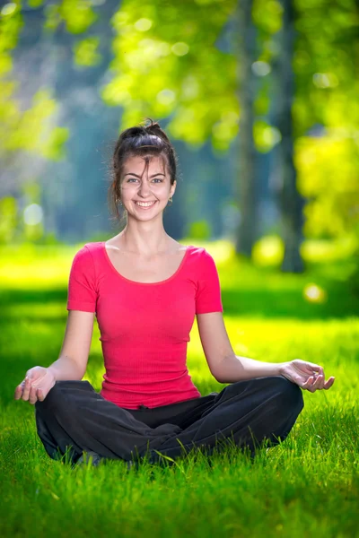 Giovane donna che fa esercizi di yoga — Foto Stock