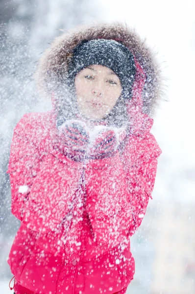 Jovem feliz brinca com uma neve — Fotografia de Stock