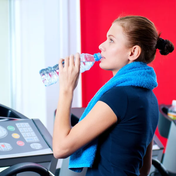 在健身房饮用水的女人 — 图库照片