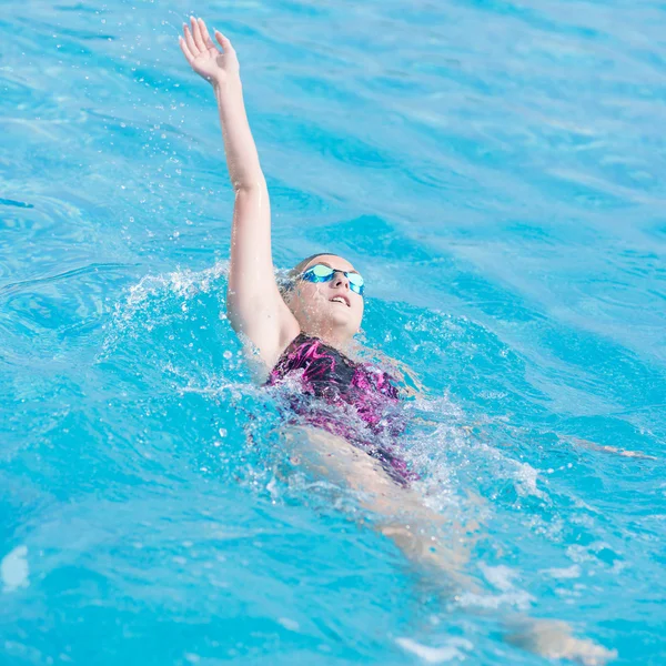 Woman in goggles swimming back crawl style — Stock Photo, Image