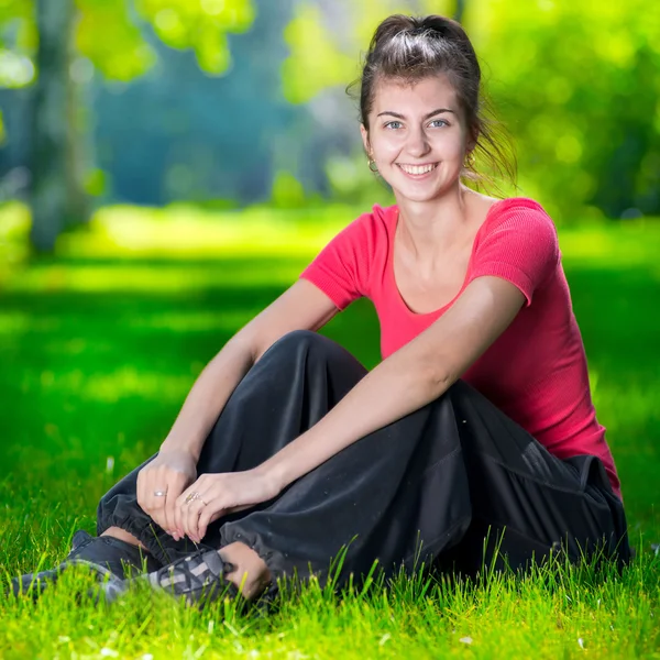 Frau macht Übungen für die Bauchmuskulatur — Stockfoto