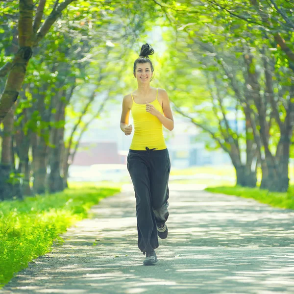 Runner - vrouw uitgevoerd buiten in de groene park — Stockfoto