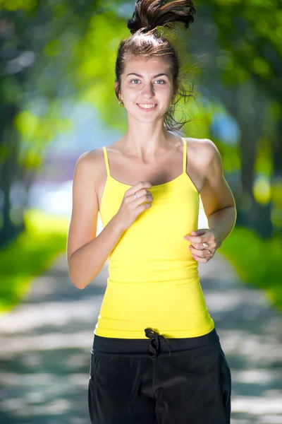 Löpare - kvinna kör utomhus i grön park — Stockfoto