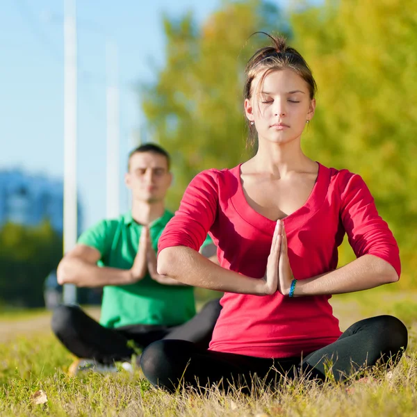 Park yoga yaparken kadın ve kadın — Stok fotoğraf