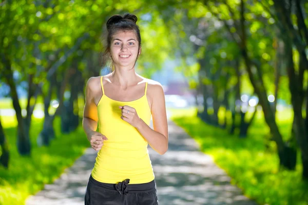 ランナー - 屋外緑豊かな公園で走っている女性 — ストック写真