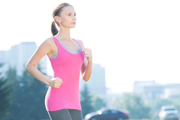 Jogging kvinna kör i stadsparken — Stockfoto