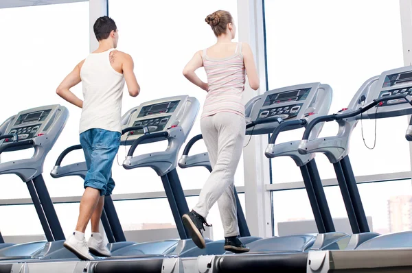 Mujer y hombre en el gimnasio haciendo ejercicio . — Foto de Stock