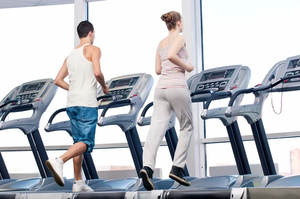 Mujer y hombre en el gimnasio haciendo ejercicio . — Foto de Stock