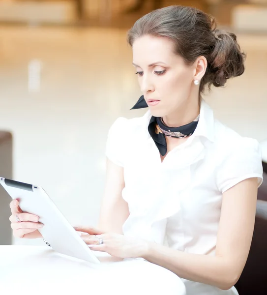 Donna d'affari che utilizza tablet durante la pausa pranzo nel caffè — Foto Stock