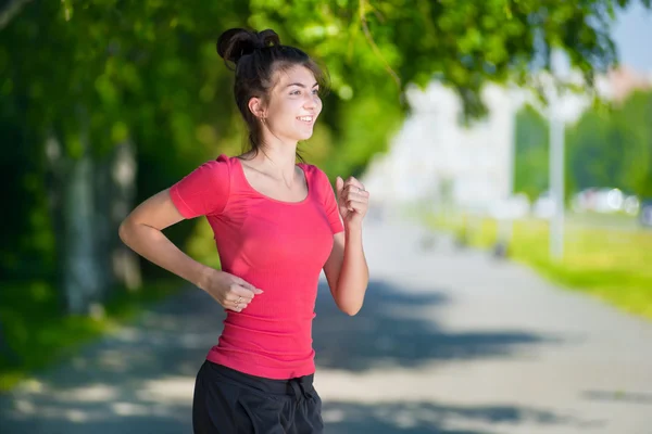 Biegacz - kobieta działa na świeżym powietrzu w parku — Zdjęcie stockowe