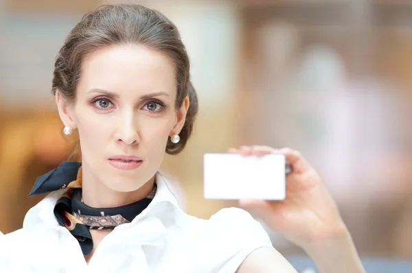 Mulher de negócios mostrando seu cartão de visita em branco — Fotografia de Stock