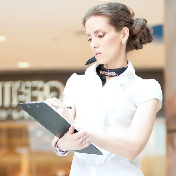 Empresaria escribiendo con pluma — Foto de Stock