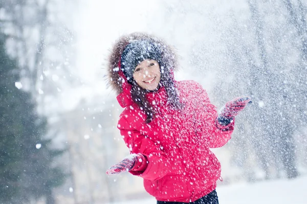 快乐的年轻女子在雪地里玩耍 — 图库照片
