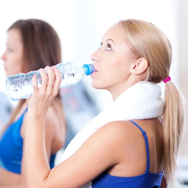 Wody pitnej kobiet po sportowe — Zdjęcie stockowe