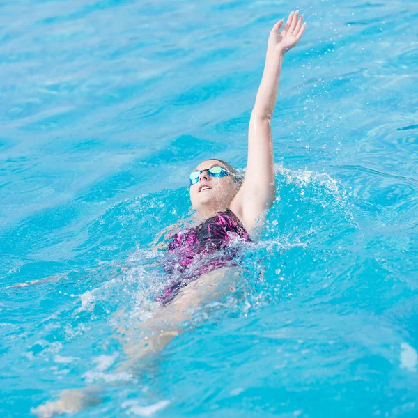Mulher de óculos nadando de volta estilo crawl — Fotografia de Stock