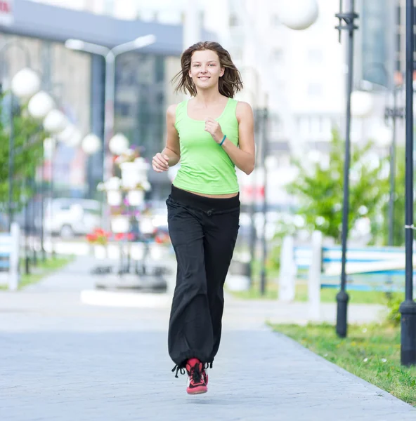 都市通り公園でジョギングの女性. — ストック写真