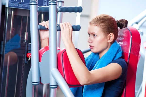 Femme au gymnase faisant de l'exercice — Photo