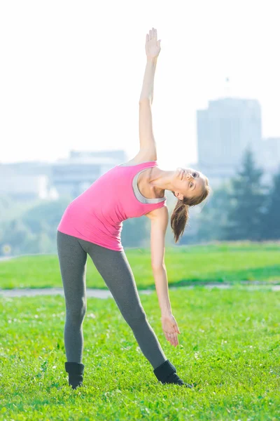 Vrouw stretching fitness oefening te doen. Yoga houdingen — Stockfoto