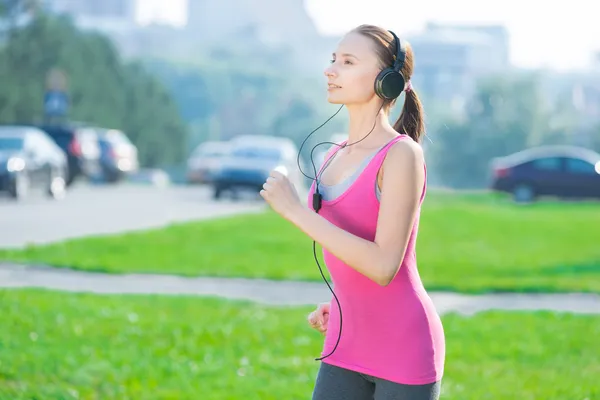 Jogging woman running in city park — Stock Photo, Image