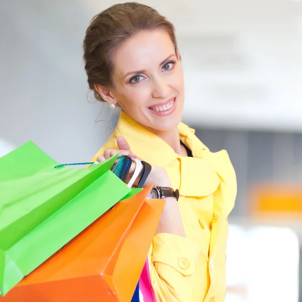 Mulher de compras com sacos de cor — Fotografia de Stock