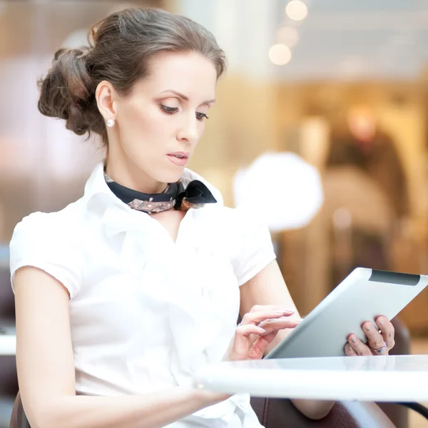 Mulher de negócios usando tablet na pausa para almoço no café — Fotografia de Stock