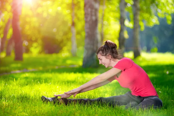Stretching kvinna i utomhus sport motion. — Stockfoto