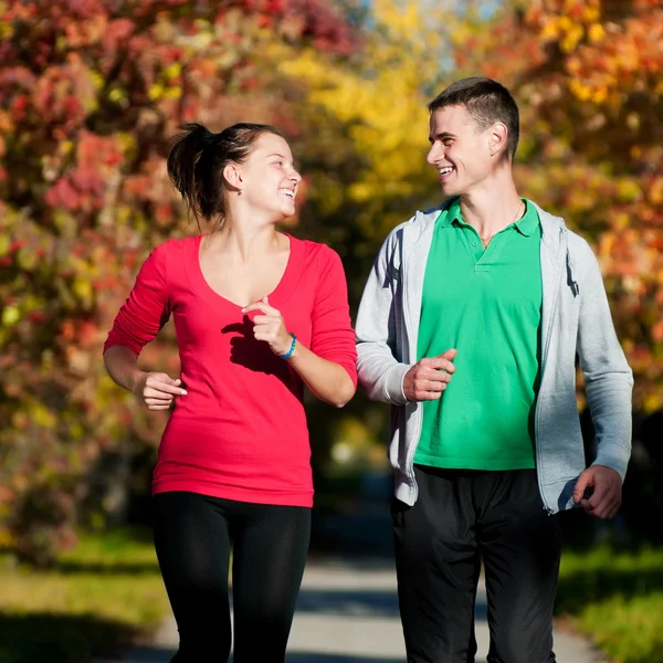 Jonge man en vrouw jogiing — Stockfoto