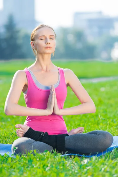 Mujer haciendo ejercicio físico estiramiento Yoga. loto — Foto de Stock