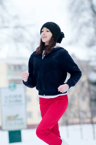 Jeune fille courant sur une froide journée d'hiver — Photo