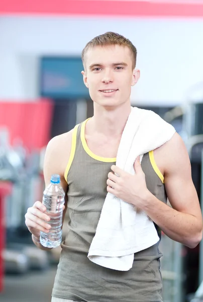 Человек пьет воду после занятий спортом — стоковое фото