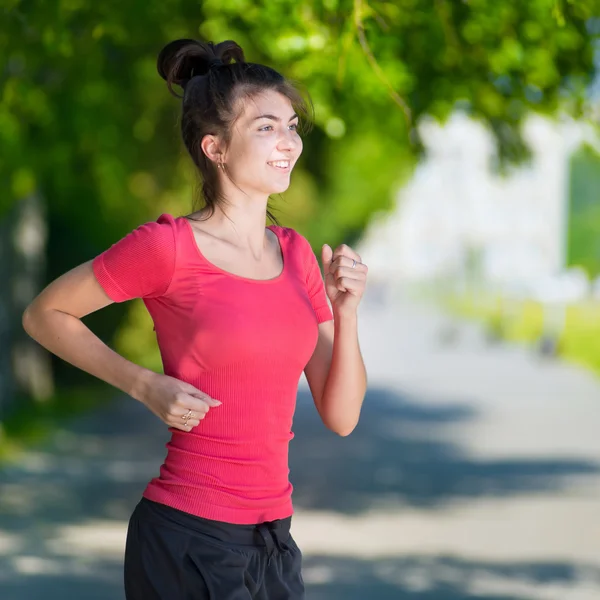 Runner - yeşil park açık havada çalışan kadın — Stok fotoğraf