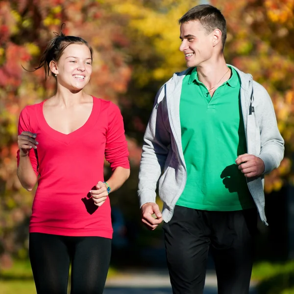 Mladý muž a žena běží — Stock fotografie