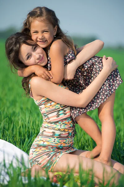 Gelukkig meisjes op groen gras. spelen — Stockfoto