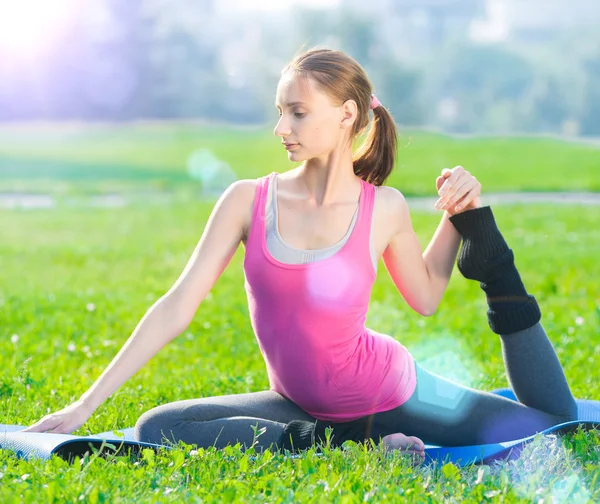 Kvinna gör stretching fitness motion. yogaställningar — Stockfoto